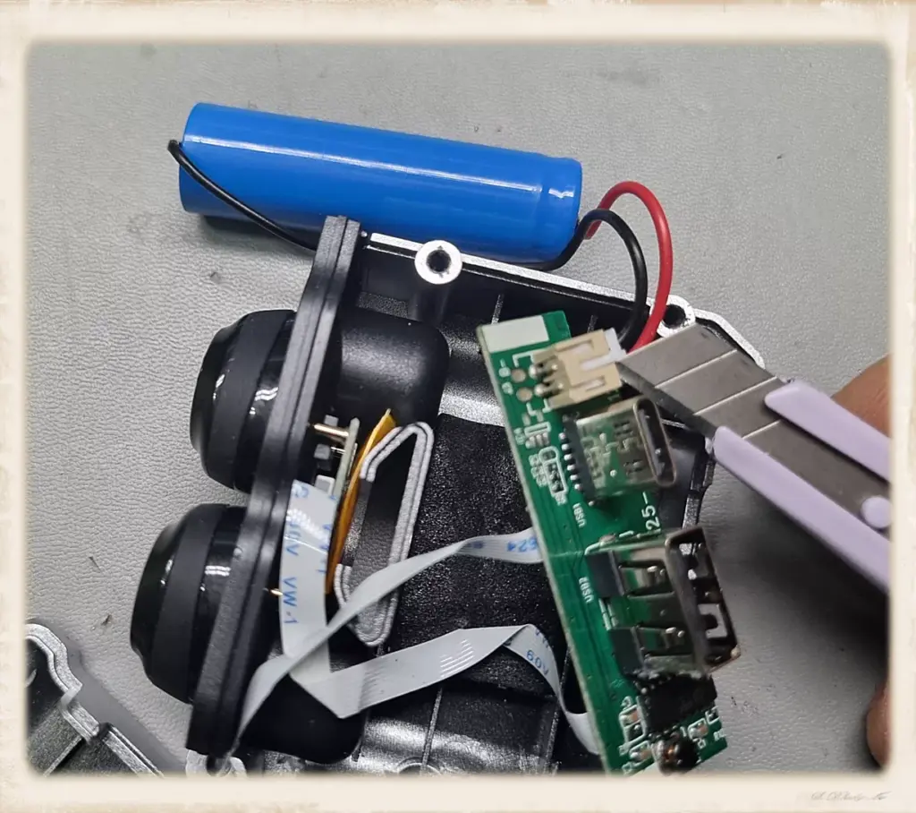 가성비 무선 이어폰 TWS M25 개조 사용법 3 가성비 무선 이어폰 TWS M25 개조 사용법_03배터리 분리