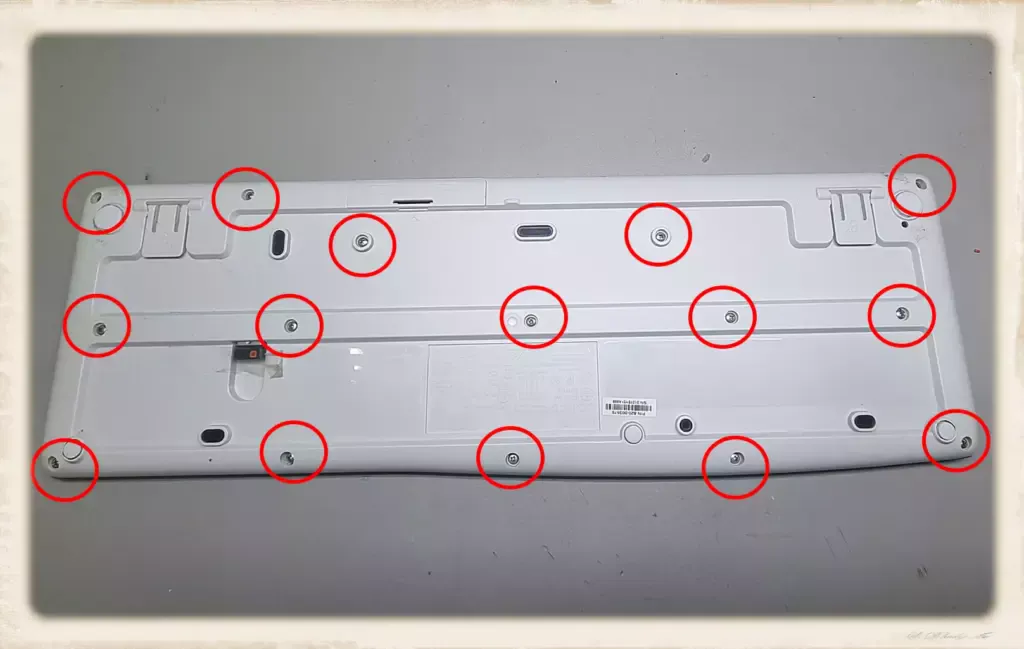 K270 로지텍 키보드 분해 윤활 작업 4 K270 로지텍 키보드 윤활 작업_04나사15개분리
