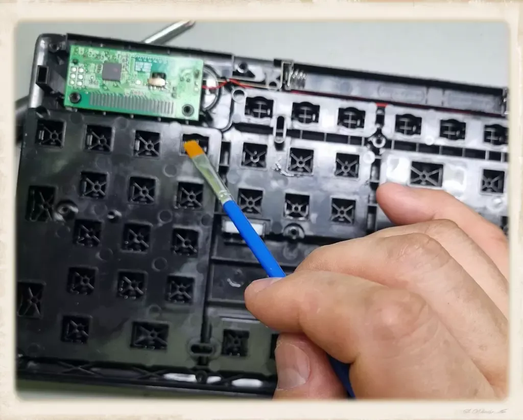 K270 로지텍 키보드 분해 윤활 작업 8 K270 로지텍 키보드 윤활 작업_08자판부바르기