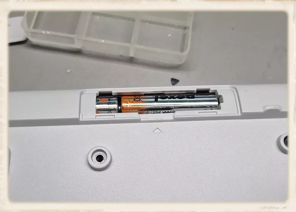 K270 로지텍 키보드 분해 윤활 작업 12 K270 로지텍 키보드 윤활 작업_12커버임시고정 후 건전지끼우기