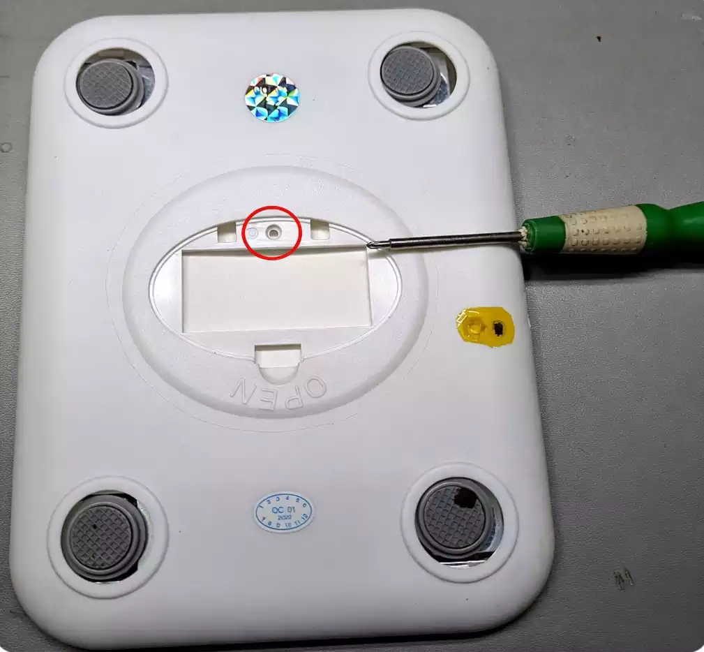 DIY Rechargeable Kitchen Scale with a Reused Lithium Battery (Step-by-Step Guide) 4 kitchen-scale-back-screw-removal