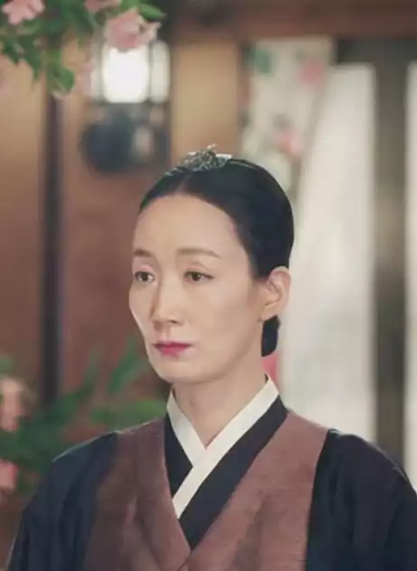 Who is Who in the Perfect Crown Cast: An In-depth Look at '21세기 대군부인' 21 Perfect Crown Cast5_4Im Seon-hwa_Played by Lee Chae-kyung