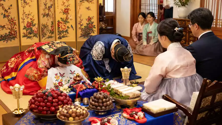 Korean Wedding Traditions Explained: Rituals, Culture, and Guest Etiquette 2 Korean wedding Traditional Pyebaek ritual