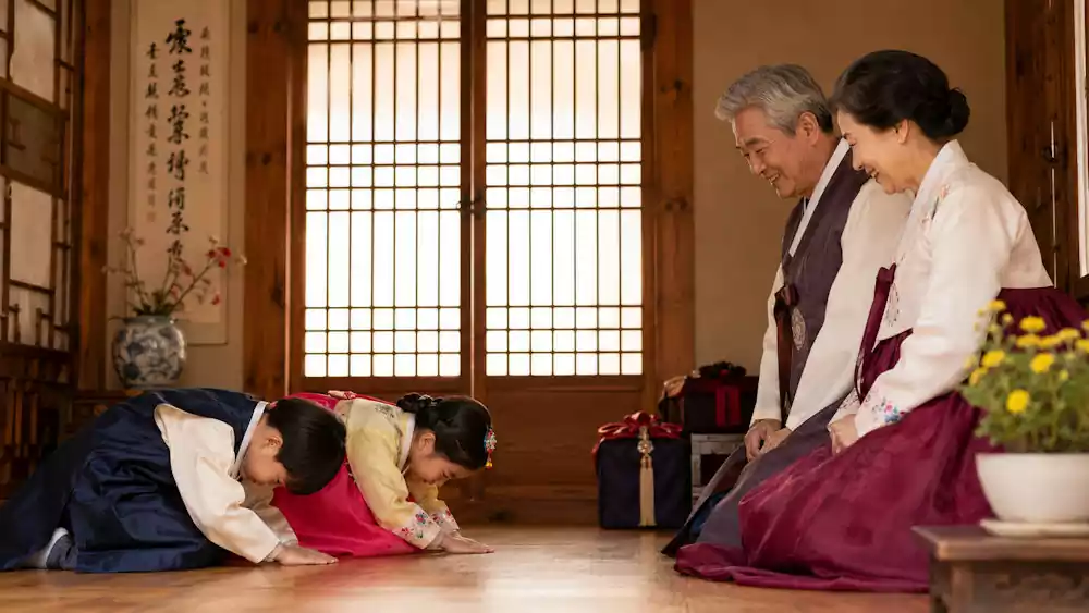Seollal Guide: Ultimate Traditions, Food, and Etiquette for Korean Lunar New Year 3 Children performing sebae new year bow