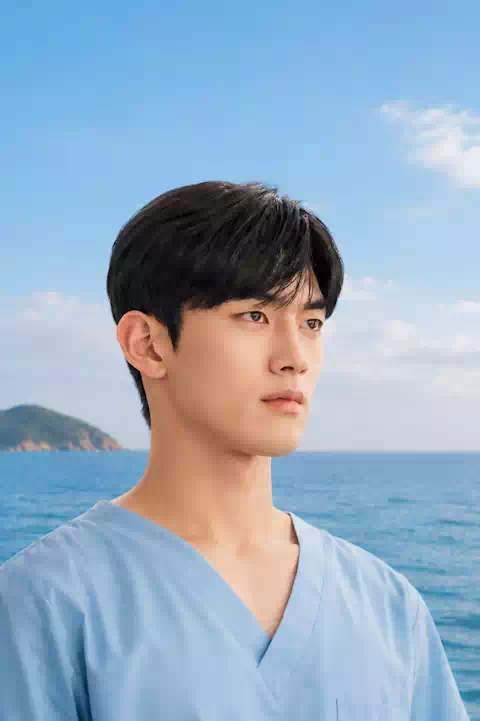 Doctor on the Edge Cast Guide: Meet the Stars of the New Hit K-Drama - 닥터 섬보이 4 Hong Min-ki as the super-elite doctor Hyun Chi-yeon in Doctor on the Edge series.
