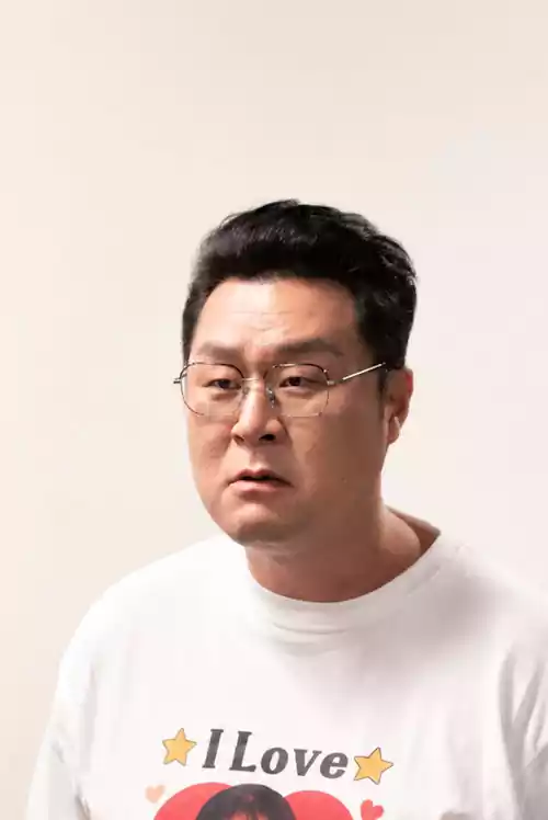Agent Kim Reactivated Cast Guide: From Average Dad to Elite Operative in the Hit Netflix K-Drama | 김부장 4 Yoon Kyung-ho as veteran soldier Park Jin-cheol from the Agent Kim Reactivated Cast of this K-Drama thriller